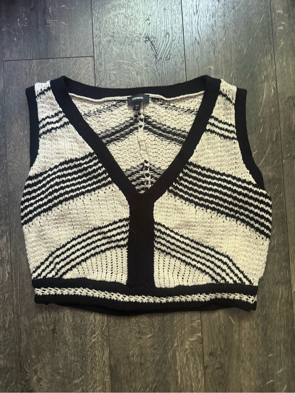 Express Black & White V-Neck Knit Crop Tank